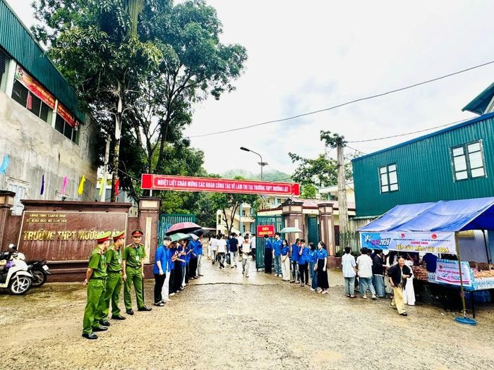Tại điểm thi Trường THPT Mường Lát - xã vùng cao biên giới xa xôi của tỉnh, mọi công tác đều đã sẵn sàng trước giờ thi chính thức.