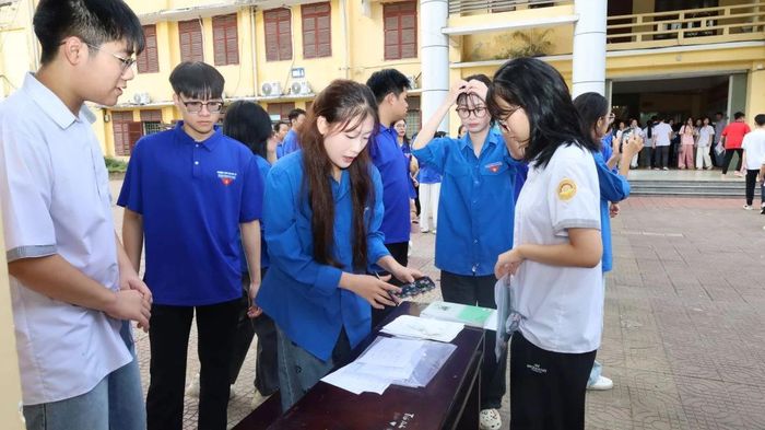 Lực lượng tình nguyện viên hỗ trợ thí sinh gửi đồ tại điểm thi Trường THPT Đào Duy Từ.