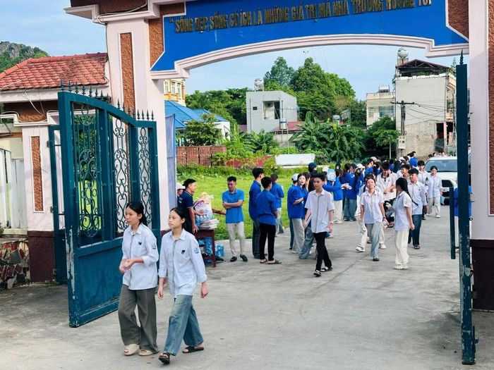 Trong buổi sáng nay, thí sinh dự thi môn Ngữ văn, thời gian làm bài 120 phút.