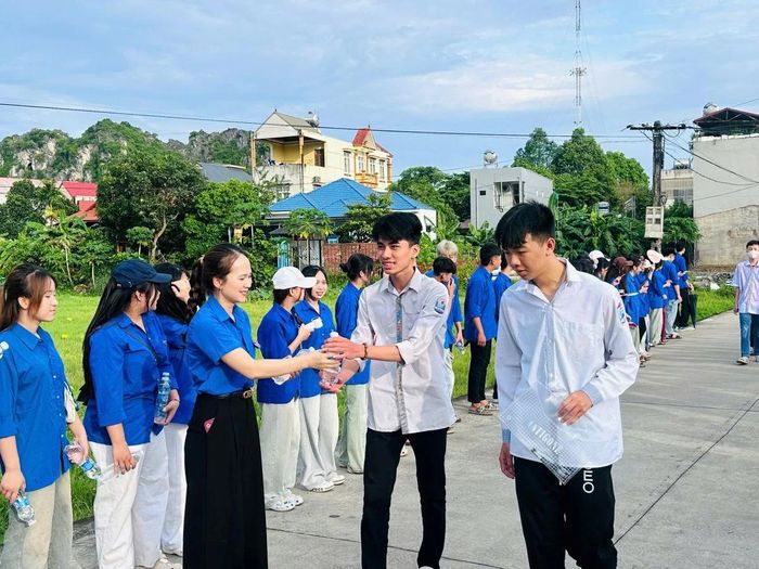 Lực lượng tình nguyện viên tiếp nước cho thí sinh tại điểm thi Trường THPT Cẩm Thủy.