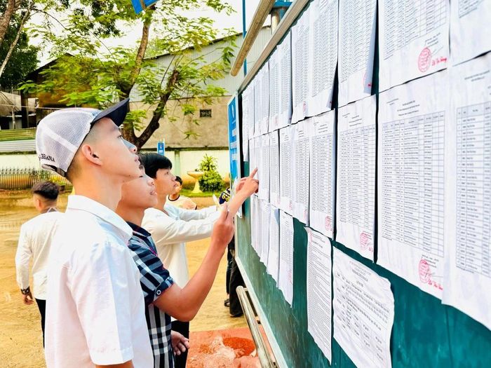 Thí sinh xem số báo danh tại điểm thi Trường THPT Mường Lát.