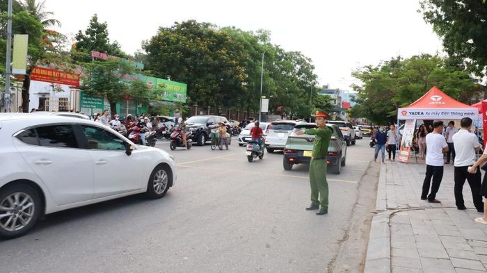 Lực lượng công an điều tiết, phân luồng giao thông tại khu vực xung quanh Trường THPT Đào Duy Từ, đảm bảo thuận lợi cho thí sinh di chuyển đến điểm thi.