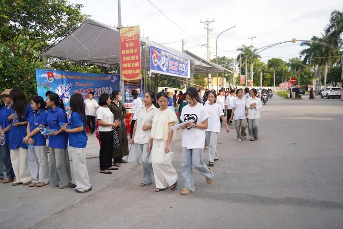 ...thí sinh có mặt từ trước 7h để hoàn tất các thủ tục, vào phòng thi môn đầu tiên.