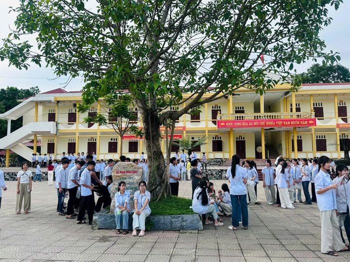 Tại điểm thi Trường THPT Cẩm Thủy, thí sinh cũng có mặt từ rất sớm.