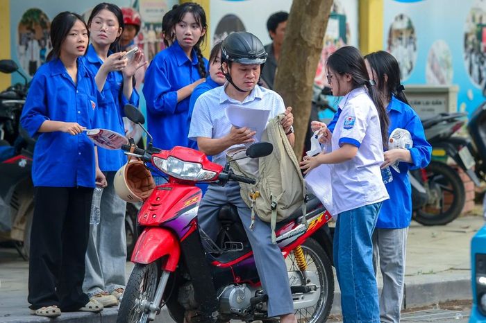 Không khí trước giờ thi vì thế trở nên bớt căng thẳng hơn. Nhiều phụ huynh sau khi đưa con đến điểm thi cũng phần nào yên tâm khi chứng kiến sự chu đáo của lực lượng tình nguyện viên.
