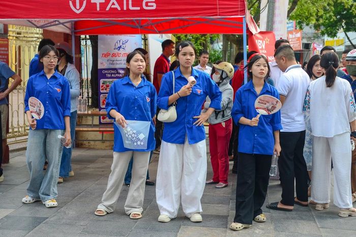 Ngay khu vực cổng trường, những chai nước uống, quạt giấy, bút viết và các vật dụng thiết yếu được chuẩn bị sẵn để hỗ trợ miễn phí cho thí sinh.