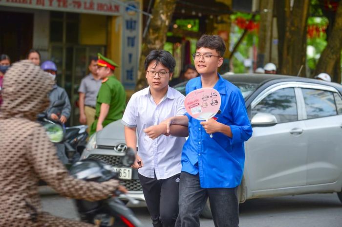 Mỗi khi có thí sinh lúng túng tìm đường đi, số báo danh hay vị trí phòng thi, các bạn trẻ lại nhanh chóng tiếp cận, tận tình hướng dẫn.
