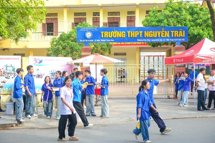 Tại điểm thi Trường THPT Nguyễn Trãi (phường Hạc Thành), hàng chục đoàn viên, thanh niên tình nguyện đã có mặt từ rất sớm. Trong sắc áo xanh nổi bật, các tình nguyện viên liên tục hướng dẫn thí sinh tìm phòng thi, hỗ trợ kiểm tra thông tin, nhắc nhở những vật dụng được phép mang vào phòng thi.