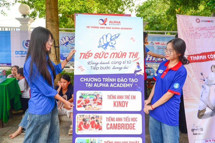 Theo kế hoạch, Kỳ thi tuyển sinh vào lớp 10 THPT công lập năm học 2026-2027 của tỉnh Thanh Hóa có 51.148 thí sinh đăng ký dự thi. Để hỗ trợ kỳ thi diễn ra an toàn, thuận lợi, các cấp bộ Đoàn trong tỉnh đã huy động hàng nghìn đoàn viên, thanh niên tham gia chương trình “Tiếp sức mùa thi” tại các điểm thi.