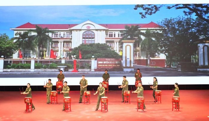 Phần thi chào hỏi của các đội tham gia dự thi.