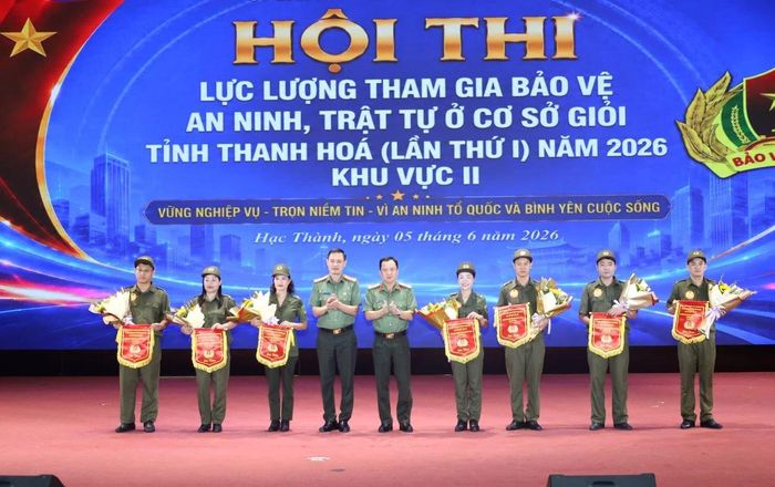 Lãnh đạo Công an tỉnh trao cờ lưu niệm cho các đội tham gia hội thi.