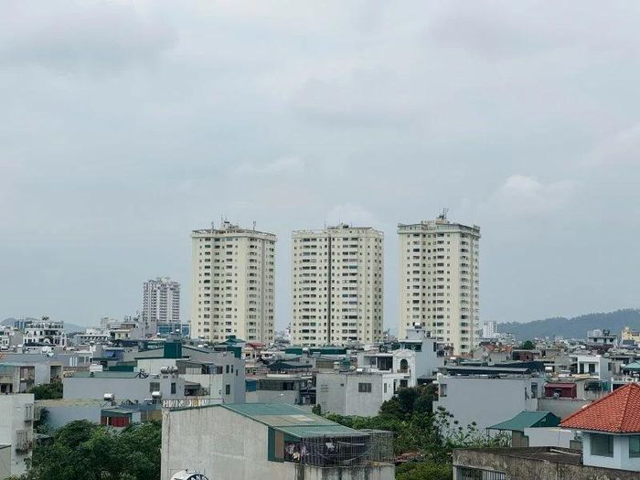 Cùng với phát triển kinh tế, lĩnh vực văn hóa - xã hội tiếp tục có chuyển biến tiến bộ, an sinh xã hội được chú trọng đảm bảo. Trong đó, phường xác định phát triển nhà ở xã hội là nhiệm vụ trọng tâm gắn với mục tiêu an sinh xã hội và ổn định thị trường bất động sản. Phường Hạc Thành là một trong những địa phương có nhiều dự án nhà ở xã hội đã và đang được triển khai, góp phần vào việc hoàn thành mục tiêu hoàn thành xây dựng hơn 11.500 căn nhà ở xã hội trên địa bàn toàn tỉnh trong giai đoạn 2025-2030.