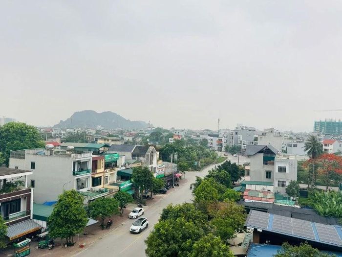 Tiếp tục thực hiện cuộc vận động xây dựng “Đô thị văn minh - Công dân thân thiện” hướng tới mục tiêu xây dựng phường sáng - xanh - sạch - đẹp, hiện nay địa phương đang thực hiện chiến dịch “cao điểm” lập lại trật tự đô thị, trật tự công cộng và vệ sinh môi trường.
