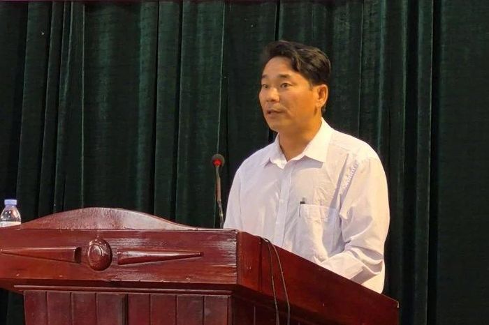 Cử tri xã Cẩm Tú kiến nghị tại hội nghị tiếp xúc cử tri.