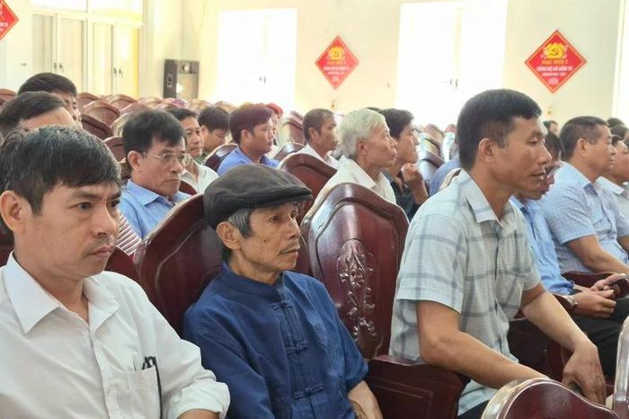 Đông đảo cử tri xã Cẩm Tú tham dự hội nghị.