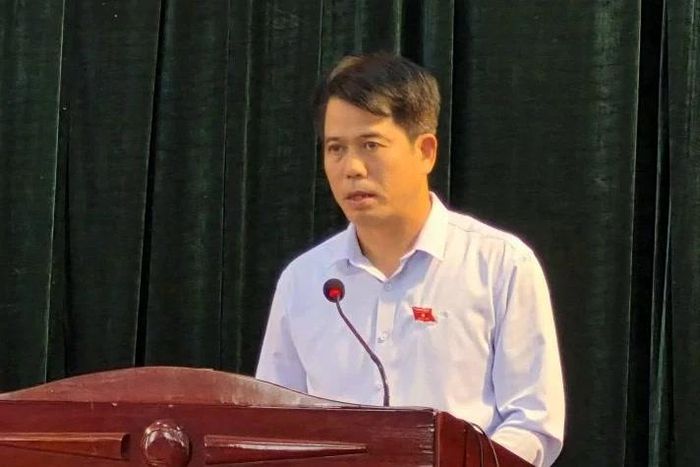 Đại biểu Đào Xuân Yên, Ủy viên Ban Thường vụ, Trưởng Ban Tuyên giáo và Dân vận Tỉnh ủy phát biểu tiếp thu ý kiến, kiến nghị của cử tri.