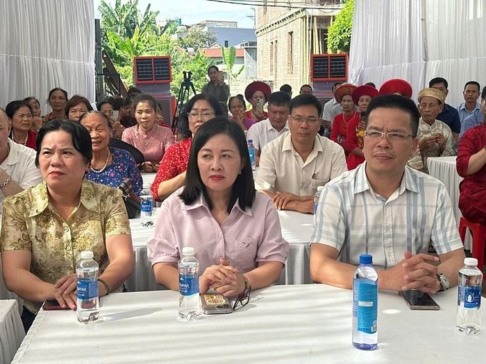Các đại biểu tham dự buổi lễ.