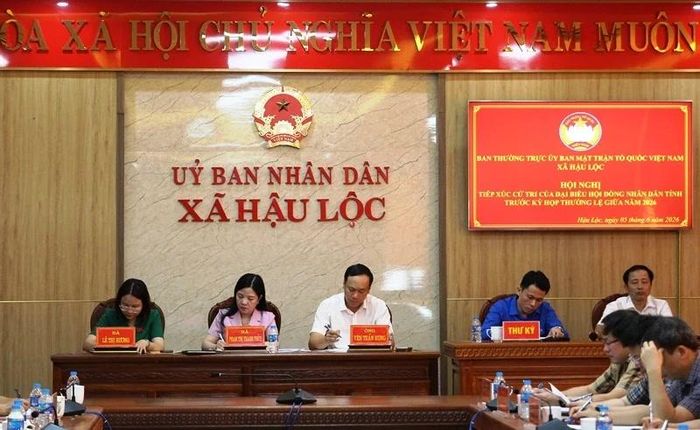 Các đại biểu HĐND tỉnh tại hội nghị tiếp xúc cử tri.