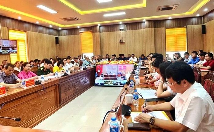 Cử tri xã Hậu Lộc tham dự hội nghị.