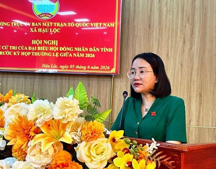 Đại biểu Lê Thị Hương, Phó trưởng Ban Pháp chế HĐND tỉnh, thông báo tới cử tri dự kiến nội dung, chương trình kỳ họp thường lệ giữa năm 2026; báo cáo tóm tắt tình hình phát triển kinh tế - xã hội, quốc phòng - an ninh 5 tháng đầu năm và nhiệm vụ trọng tâm những tháng cuối năm 2026.