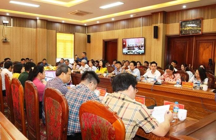 Cử tri xã Hậu Lộc tham dự hội nghị.