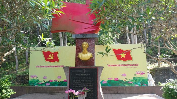Dù Bác đã đi xa, nhưng trên đỉnh Rừng Thông hôm nay, tượng đài Bác vẫn uy nghiêm hướng ánh nhìn bao quát, như đang dõi theo từng bước chuyển mình của quê Thanh.