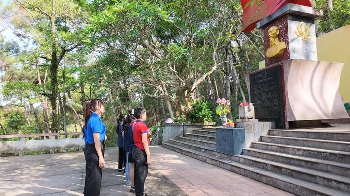 Tuy tọa lạc ở những vị trí khác nhau, một giữa lòng đô thị, một nơi đồi thông lộng gió, nhưng cả hai di tích đều có điểm chung, đó chính là chiều sâu lịch sử và giá trị văn hóa bền vững.