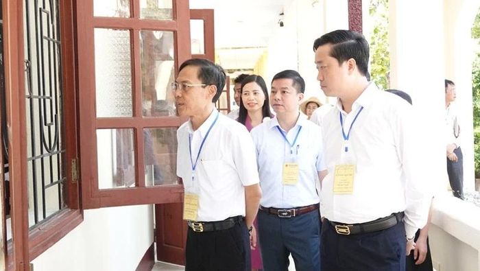 Đồng chí Đầu Thanh Tùng, Phó Chủ tịch UBND tỉnh kiểm tra thi tại Hội đồng thi Trường THPT Hoằng Hóa 2.