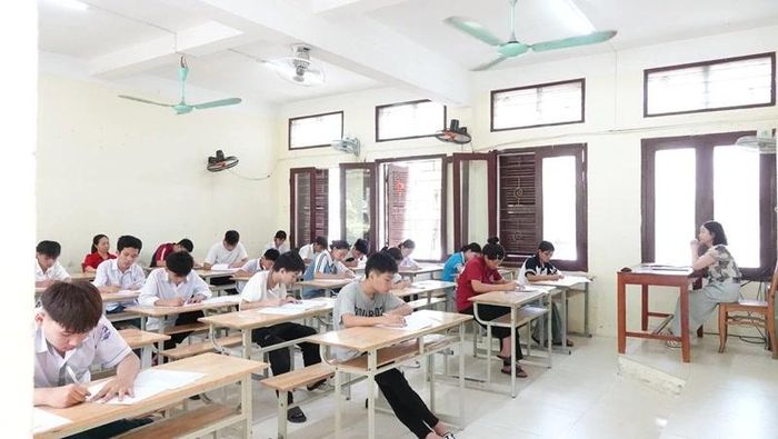 Các thí sinh làm bài thi nghiêm túc tại Hội đồng thi Trường THPT Hà Trung.