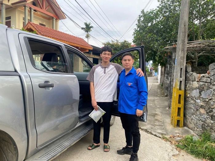 Đoàn Thanh niên xã Vĩnh Lộc bố trí xe đưa đón thí sinh đến điểm thi.
