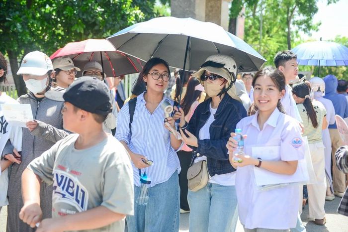 Kết thúc thời gian làm bài vào lúc 10 giờ, nhiều thí sinh bước ra khỏi phòng thi với tâm trạng thoải mái. Tại điểm thi tại trường THPT Hàm Rồng, đa số học sinh cho biết đề thi không quá khó, nội dung gần gũi và phù hợp với năng lực của học sinh.