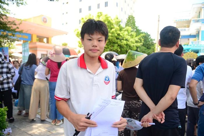 Em Nguyễn Đặng Quang Minh, trường Tiểu học, THCS &amp; THPT Đông Bắc Ga chia sẻ: “Em thấy đề thi năm nay khá vừa sức. Ngữ liệu tuy được lấy ngoài sách giáo khoa nhưng không quá khó, dễ phân tích. Phần nghị luận xã hội đề cập đến vai trò của ký ức tuổi thơ trong cuộc đời mỗi người, rất gần gũi nên em có nhiều ý để trình bày”.