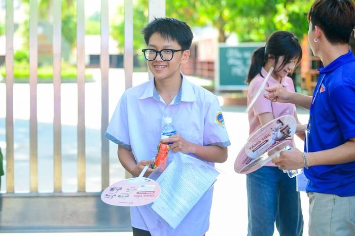 Cùng chung nhận định, Lê Chí Cường, học sinh Trường THCS Đông Hải cho biết đề thi giúp học sinh có cơ hội thể hiện suy nghĩ và quan điểm cá nhân thay vì chỉ học thuộc lòng. “Đề Văn năm nay khá dễ nên em làm bài tương đối tốt. Phần nghị luận xã hội tạo điều kiện để chúng em liên hệ thực tế cuộc sống và những trải nghiệm của bản thân”, Cường chia sẻ.