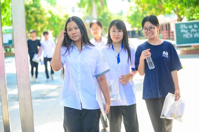 Với sự chuẩn bị kỹ lưỡng của ngành giáo dục, sự đồng hành của gia đình và quyết tâm của các thí sinh, kỳ thi tuyển sinh vào lớp 10 tại Thanh Hóa được kỳ vọng sẽ diễn ra an toàn, nghiêm túc và đạt kết quả tốt. Sau môn thi đầu tiên, niềm tin và sự tự tin đang tiếp thêm động lực để hơn 51.100 thí sinh bước vào những phần thi tiếp theo với tâm thế vững vàng nhất.