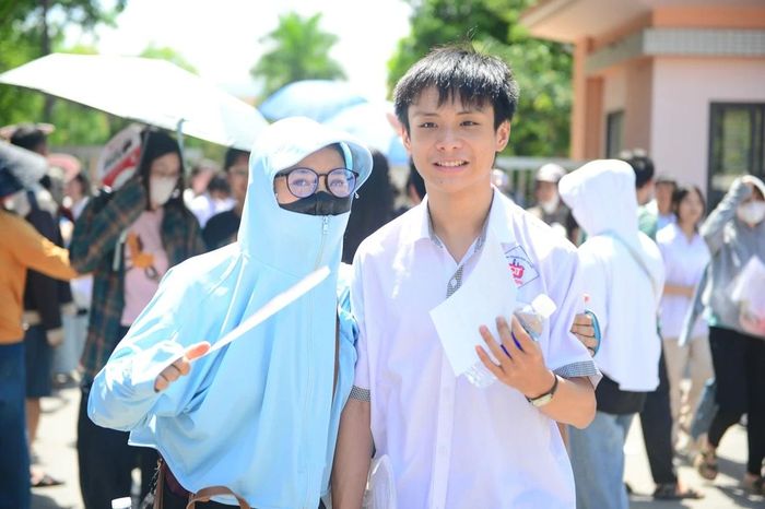 Việc hoàn thành môn Ngữ văn với tâm lý khá thoải mái được xem là tín hiệu tích cực đối với nhiều thí sinh trong kỳ thi năm nay. Tuy nhiên, phía trước các em vẫn còn những môn thi quan trọng khác. Sau môn Ngữ văn, các thí sinh sẽ tiếp tục dự thi môn Tiếng Anh vào chiều nay, theo lịch của Kỳ thi tuyển sinh vào lớp 10 THPT công lập năm học 2026-2027. Bài thi môn Tiếng Anh kéo dài 60 phút và bắt đầu làm bài thi vào lúc 14h chiều nay (5/6).