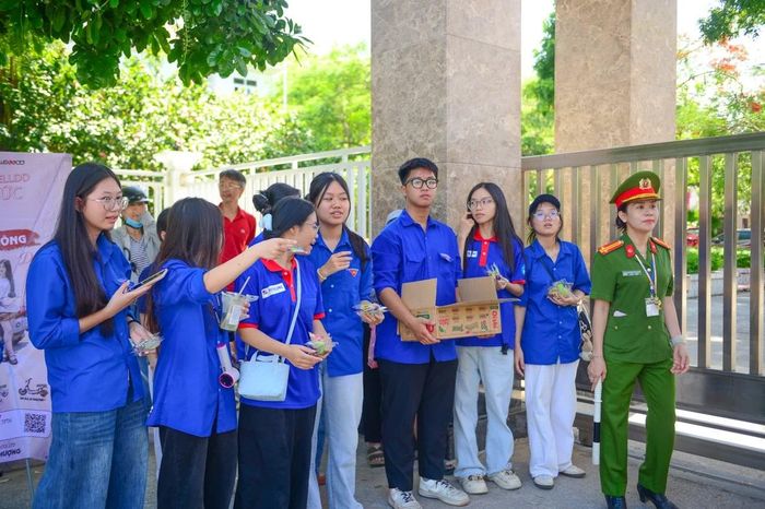 Các đội hình thanh niên tình nguyện cũng tích cực hỗ trợ nước uống, hướng dẫn phòng thi và động viên tinh thần các em trước khi bước vào môn thi đầu tiên.