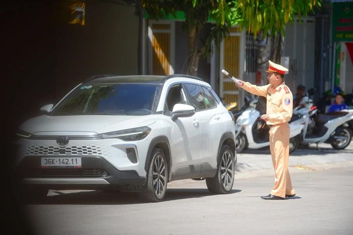 Ghi nhận tại các điểm thi cho thấy công tác tổ chức kỳ thi được thực hiện nghiêm túc, đúng quy chế. Các lực lượng chức năng phối hợp bảo đảm an ninh trật tự, an toàn giao thông, tạo điều kiện thuận lợi cho thí sinh đến dự thi.