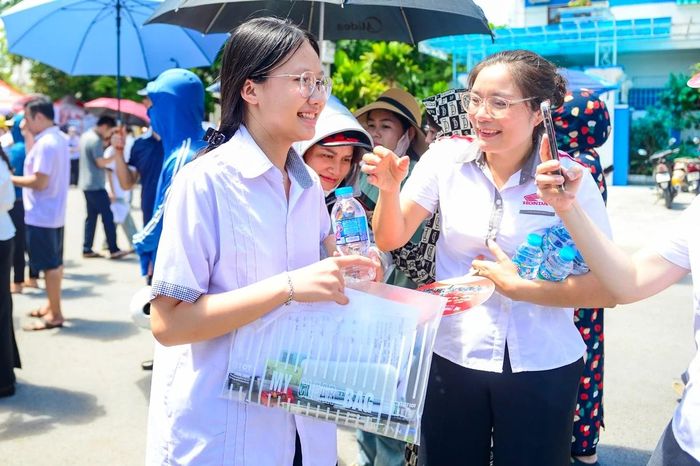 Theo thống kê của ngành giáo dục, sáng nay toàn tỉnh có 50.675 thí sinh dự thi, vắng 473 thí sinh. Môn thi đầu tiên là Ngữ văn với thời gian làm bài 120 phút. Đây là môn thi được nhiều thí sinh quan tâm bởi không chỉ kiểm tra kiến thức mà còn đánh giá khả năng cảm thụ văn học, tư duy và kỹ năng trình bày.