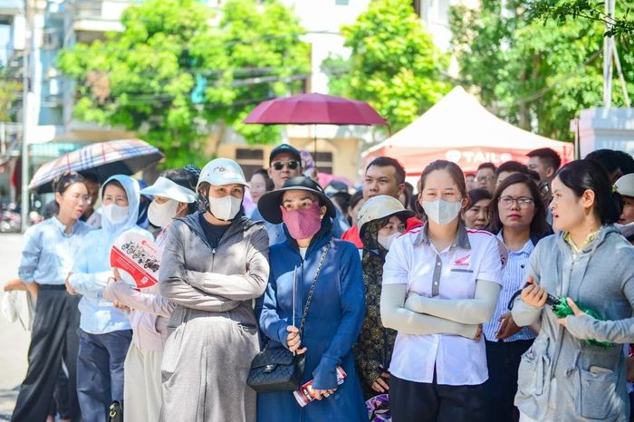 Bên ngoài cổng trường, đông đảo phụ huynh vẫn kiên nhẫn chờ đợi con em mình. Khi tiếng trống báo hết giờ làm bài vang lên, nhiều phụ huynh không giấu được sự hồi hộp.