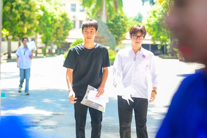 Theo ghi nhận tại các điểm thi, đa số thí sinh đánh giá đề thi môn Ngữ văn có cấu trúc quen thuộc, nội dung gần gũi với thực tiễn, không đánh đố. Điều này giúp nhiều em tự tin phát huy kiến thức và kỹ năng làm bài đã được rèn luyện trong quá trình ôn tập.