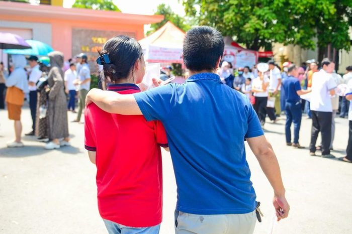Ở phía bên kia, nhiều phụ huynh không giấu được sự nhẹ nhõm khi thấy con bước ra với tâm trạng thoải mái. Những chai nước mát, chiếc khăn lau mồ hôi hay lời hỏi han vội vàng được trao đi ngay dưới cái nắng gay gắt của đầu hè.