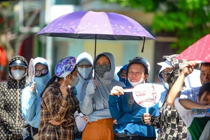 Trên gương mặt họ là sự hồi hộp không giấu được. Thi thoảng, ánh mắt lại hướng về phía cánh cổng trường đóng kín như muốn dõi theo từng phút làm bài của con em mình. Có người tranh thủ đọc báo, lướt điện thoại, nhưng phần lớn vẫn thấp thỏm ngóng đợi tiếng trống báo hết giờ thi.