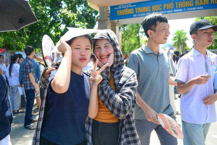 Giữa dòng người tấp nập trước cổng trường, hình ảnh những người cha, người mẹ lặng lẽ đội nắng chờ con và những nụ cười rạng rỡ của các thí sinh sau môn thi đầu tiên đã tạo nên một bức tranh đầy cảm xúc về mùa thi. Đó không chỉ là câu chuyện của một kỳ thi chuyển cấp, mà còn là hành trình của sự đồng hành, kỳ vọng và yêu thương mà mỗi gia đình gửi gắm vào những bước trưởng thành của con em mình.