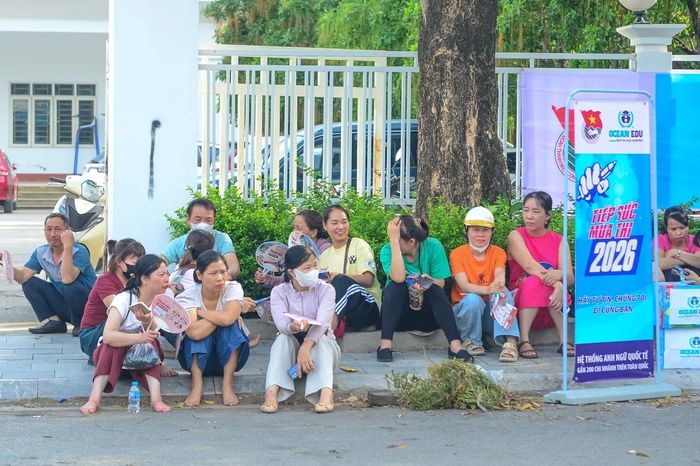 Nhiều phụ huynh cho biết dù biết con đã ôn tập kỹ lưỡng nhưng kỳ thi vào lớp 10 vẫn là một dấu mốc quan trọng, quyết định chặng đường học tập tiếp theo. Vì vậy, họ muốn có mặt từ sớm để động viên và tiếp thêm tinh thần cho con.