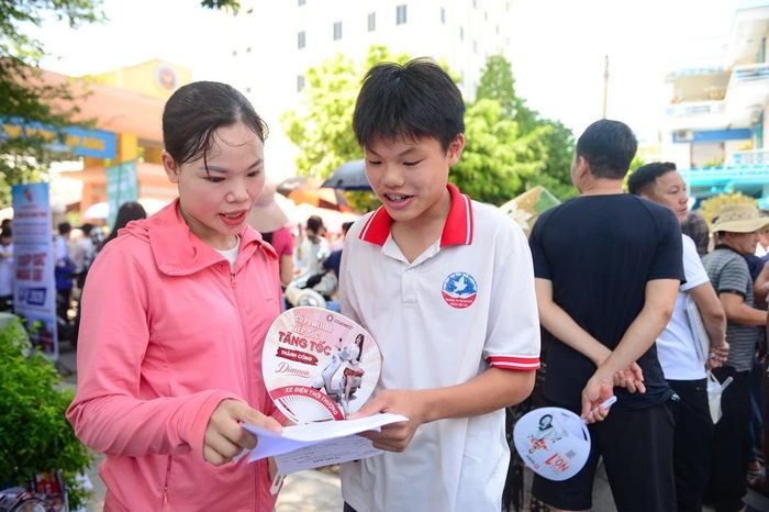 Chị Lê Thị Quyến (phường Hàm Rồng) cho biết, dù đã cùng con chuẩn bị kỹ kiến thức từ nhiều tháng nay nhưng đến sáng thi chính thức, chị vẫn không khỏi hồi hộp. “Tôi đưa con đến điểm thi từ sớm, chỉ mong con giữ được tâm lý thoải mái, làm bài đúng với khả năng của mình”, chị Quyến chia sẻ.