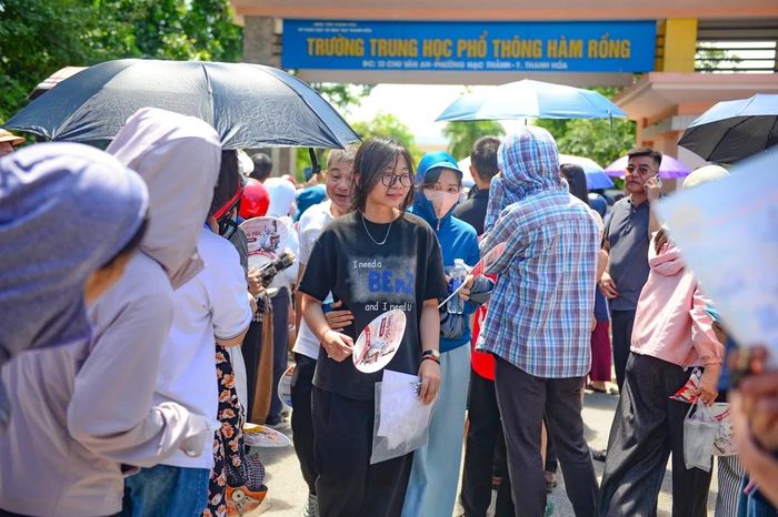 Khoảng hơn 10 giờ, khi tiếng trống kết thúc môn thi vang lên, không khí trước cổng trường lập tức trở nên sôi động. Hàng trăm ánh mắt đồng loạt hướng về phía lối ra. Những bước chân vội vã xuất hiện sau cánh cổng trường khiến sự chờ đợi suốt buổi sáng của các bậc phụ huynh như được giải tỏa.