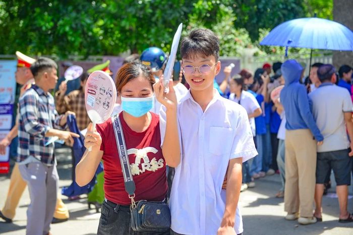 Niềm vui hiện rõ trên khuôn mặt các sĩ tử sau môn thi đầu tiên. Những cuộc trò chuyện rôm rả về đề thi nhanh chóng diễn ra ngay trước cổng trường. Tiếng cười xen lẫn những lời nhận xét về từng câu hỏi làm bầu không khí bớt căng thẳng hơn sau nhiều tháng ngày ôn luyện.