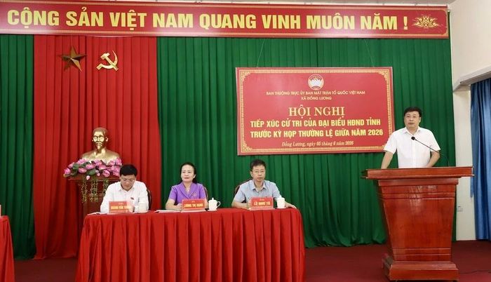 Cử tri nêu ý kiến, kiến nghị tại hội nghị.