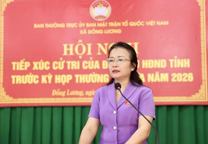 Đồng chí Lương Thị Hạnh, Tỉnh ủy viên, Phó Chủ tịch Ủy ban Mặt trận Tổ quốc Việt Nam tỉnh, Chủ tịch Hội Liên hiệp Phụ nữ tỉnh, tiếp thu ý kiến, kiến nghị của cử tri.