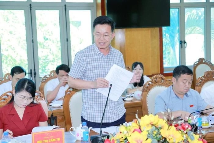 Bí thư Đảng ủy, Chủ tịch HĐND xã Tây Đô báo cáo tại hội nghị.